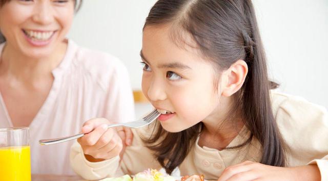 Kebiasaan Memberi Anak Makan Seperti Ini Harus Dihilangkan