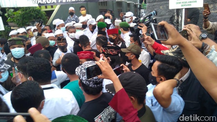 Sudah Diusir, Polisi Nekat Datang Lagi ke Rumah Habib Rizieq Antar Surat Pemanggilan