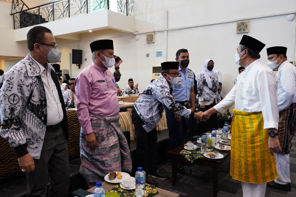 Ketua PGRI Riau Sebut Gubri Syamsuar Pemimpin Peduli Guru