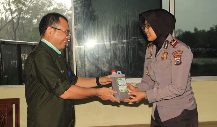 Bantu Cegah Corona, Unilak Bagikan Hand Sanitizer ke Masyarakat, TNI dan Polri di Pekanbaru