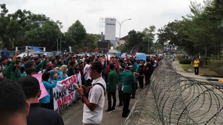 Demo Mahasiswa di DPRD Riau Tuntut Presiden Terbitkan Perppu KPK