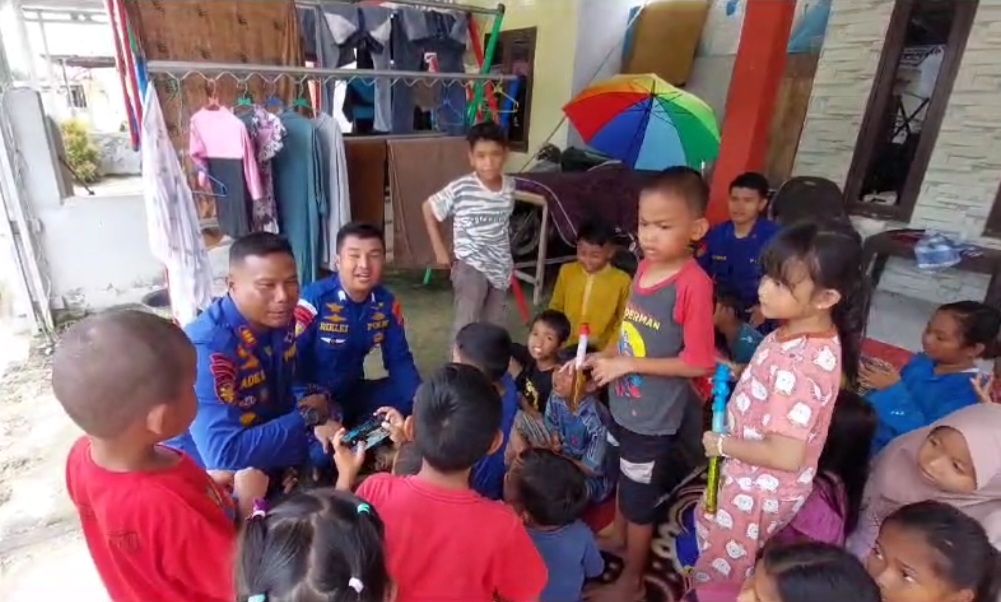 Upaya Trauma Healing, Satpolairud Polres Pelalawan Bermain dengan Anak-anak Terdampak Banjir