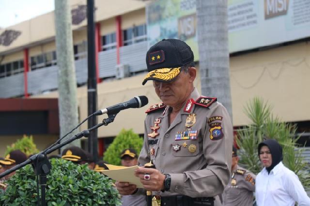 Kapolda Riau Beri Penghargaan Kepada Polisi dan Sipil