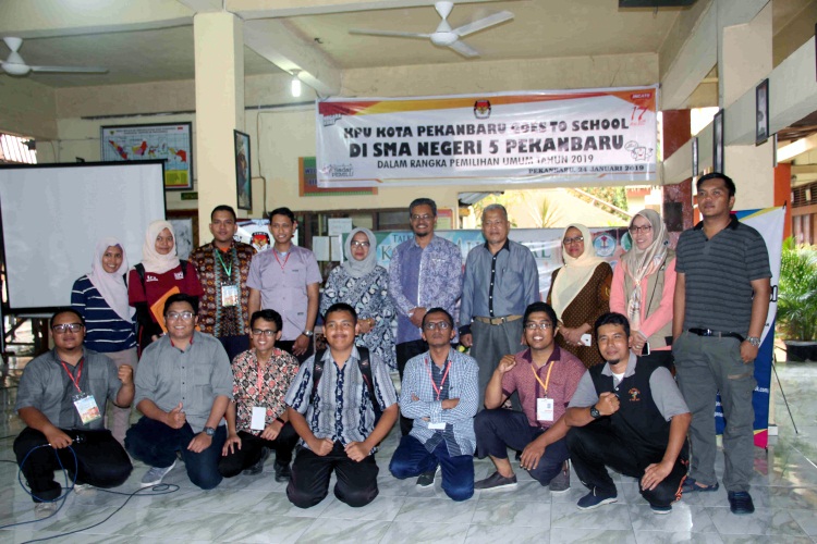 Komunitas Generasi Elok & Cakep Gandeng KPU Sosialisasi Kepada Pemilih Pemula di SMA 5 Pekanbaru