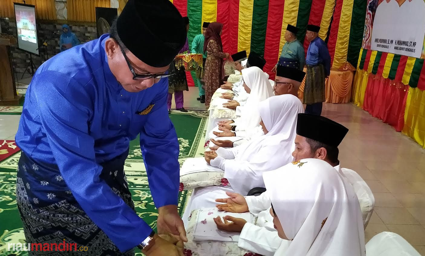 Bupati Rohil Tepuk Tepung Tawar kepada JCH asal Rohil di Bengkalis