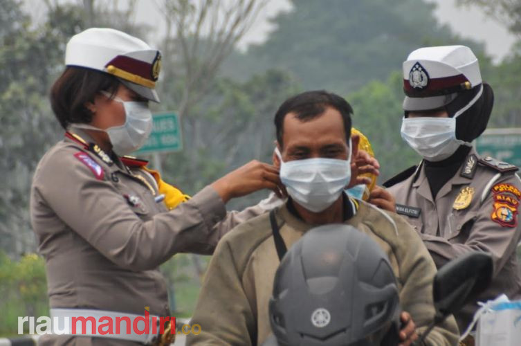 Satlantas Siak Bagikan Masker Gratis ke Masyarakat