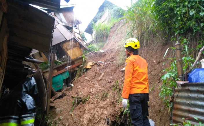 Dua Rumah Tertimbun Tanah Longsor, 3 Orang Dilaporkan Tewas