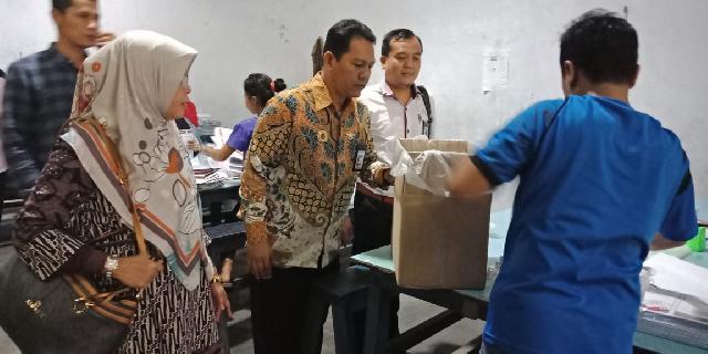 Bawaslu Riau Awasi Pencetakan Surat Suara Pilgubri di Malang
