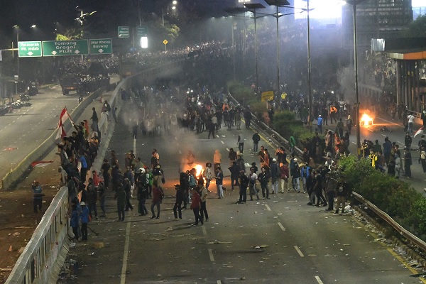 Polisi Ancam Tangkap Mahasiswa, Massa Aksi Teriak 'Revolusi'