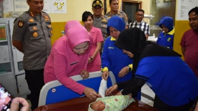 Bayi Usia 7 Hari Dibuang di Depan Rumah Warga Garuda Sakti Pekanbaru