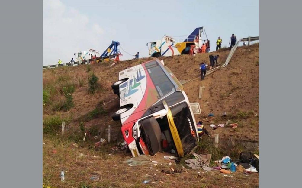 2 Orang Tewas dan 15 Terluka Saat Bus Terguling di Tol Surabaya-Mojokerto 