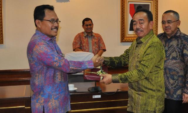 Bupati Serahkan LAKIP 2014 dan PENJA 2015