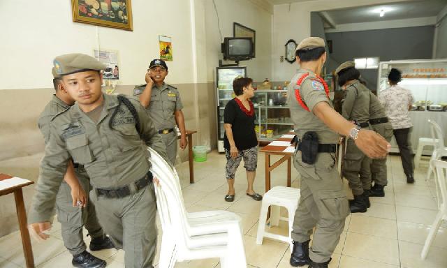 Puluhan Kedai Kopi Membandel