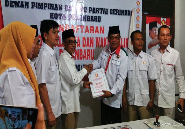 Yusfar Kembalikan Formulir ke Gerindra