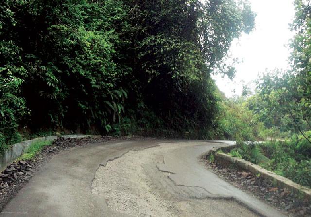 Pembangunan Jalan Beton di Jalinsum Sudah Retak