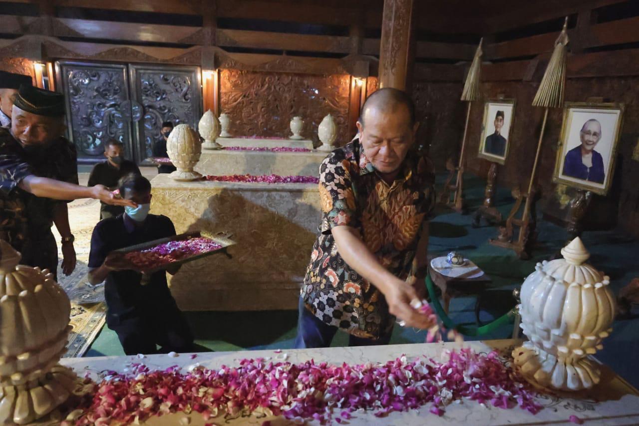 LaNyalla Ziarah ke Makam Presiden Soeharto