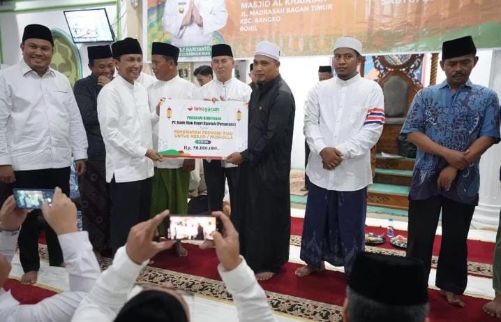 Serahkan Bantuan, Wabup Rohil Sulaiman Dampingi Pj Sekdaprov Riau Indra Giat Safari Ramadan