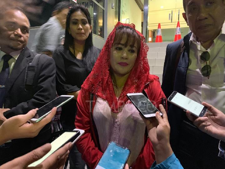 Dilempari Botol dan Diteriaki Orang Gila oleh Massa Pro Anies, Dewi Tanjung Lapor Polisi