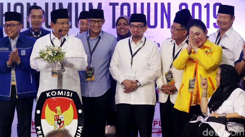 Kode 'Mesra' Prabowo-Titiek di KPU