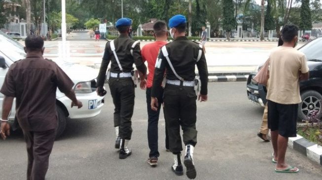 Tak Terima Ditegur Petugas COVID, Oknum TNI Keluarkan Pistol