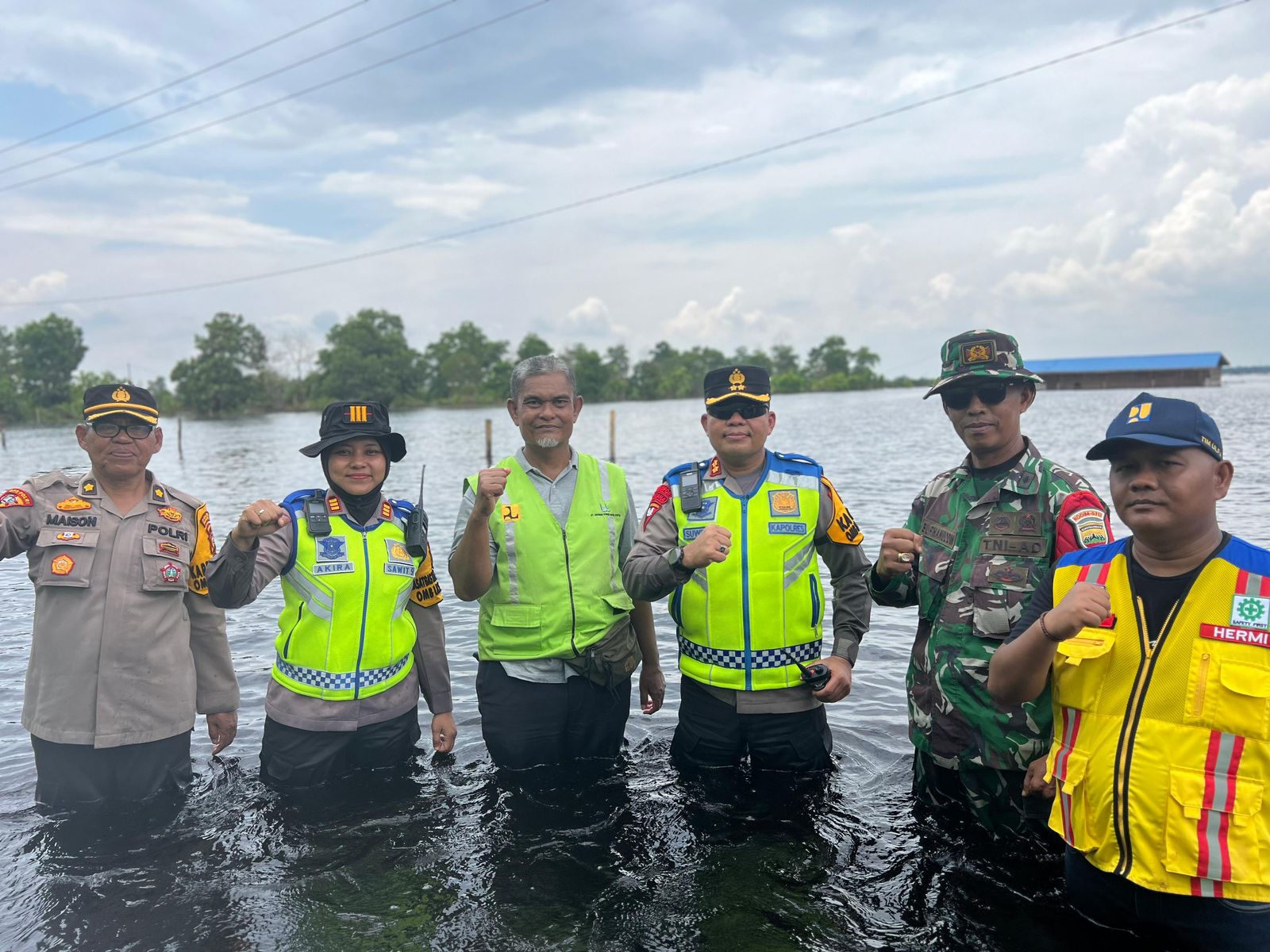 Debit Air Tinggi, Kendaraan Disarankan Tidak Melintas di KM 83 Kemang