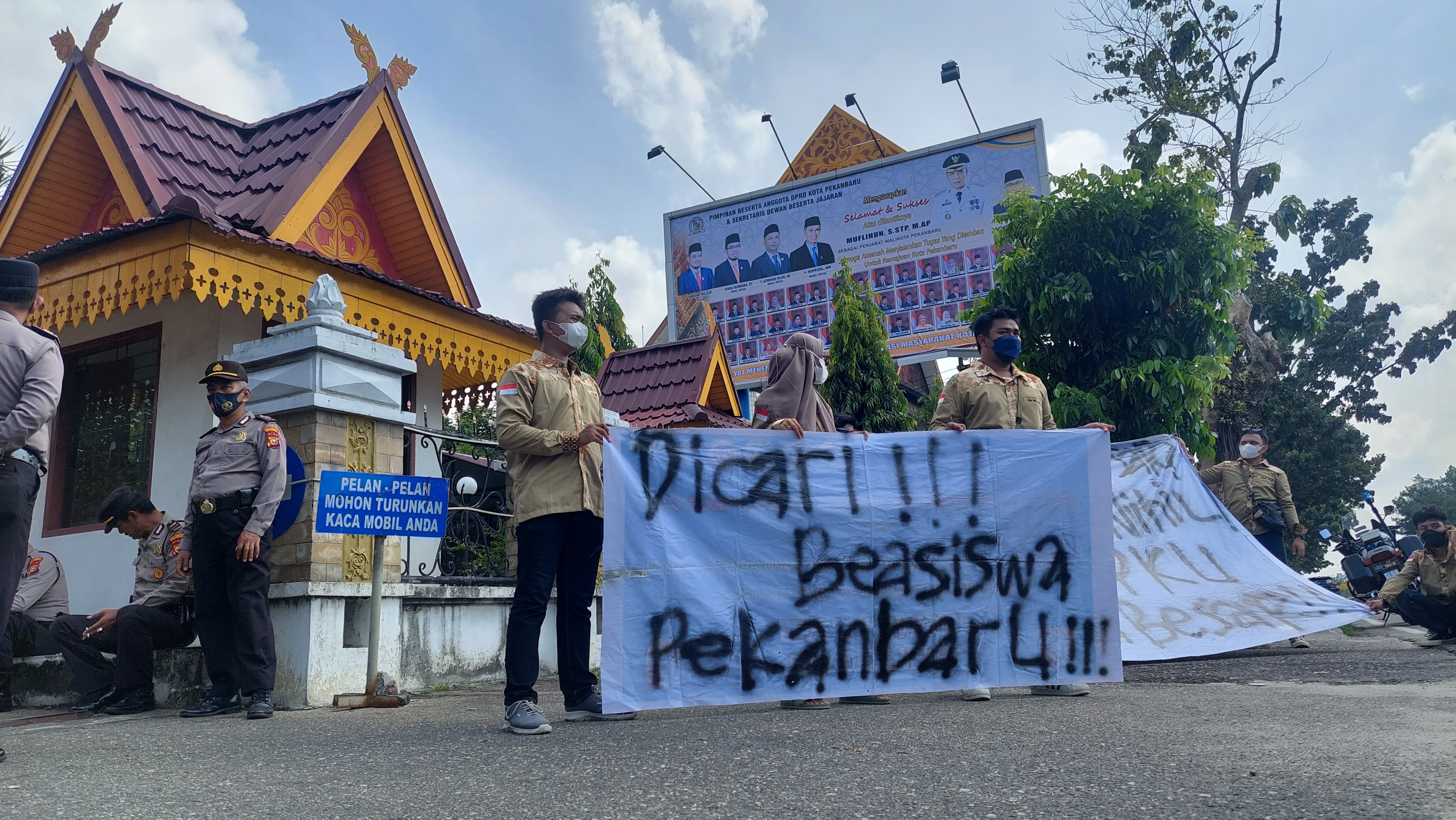 Enam Tahun Beasiswa Ditiadakan, Mahasiswa Demo ke DPRD Pekanbaru