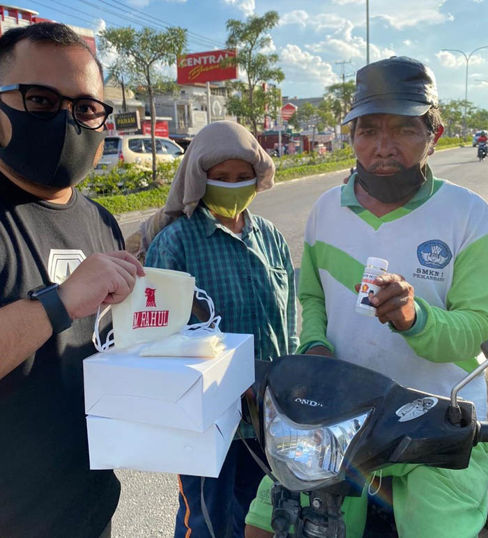 Rahul Bagi-bagi Seribu Masker, Handsanitizer, Makanan-Takjil kepada Warga Pekanbaru