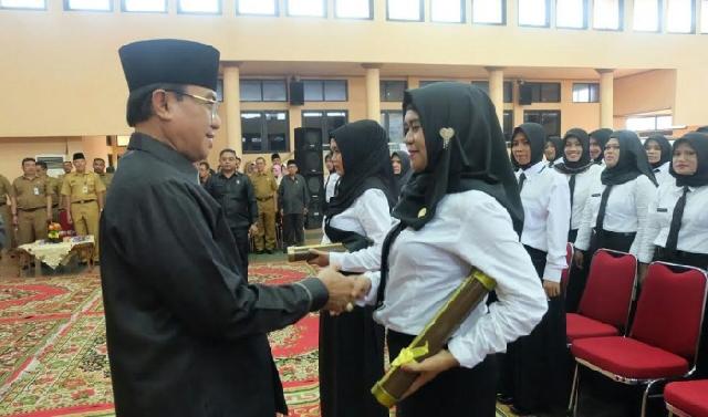 Bupati Wardan Serahkan SK CPNS PTT Kemenkes