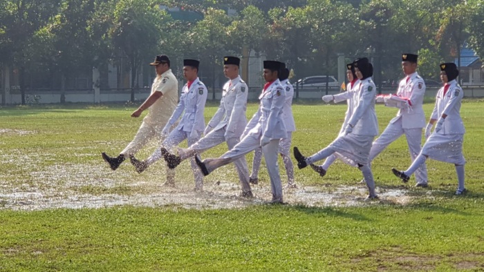 Dalam Kubangan dan Bencah Paskibraka BEM UIR Kibarkan Merah Putih