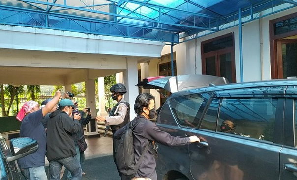 KPK Geledah Rumah Dinas Wali Kota Banjar dari Pagi-Sore, Keluar Bawa 2 Koper