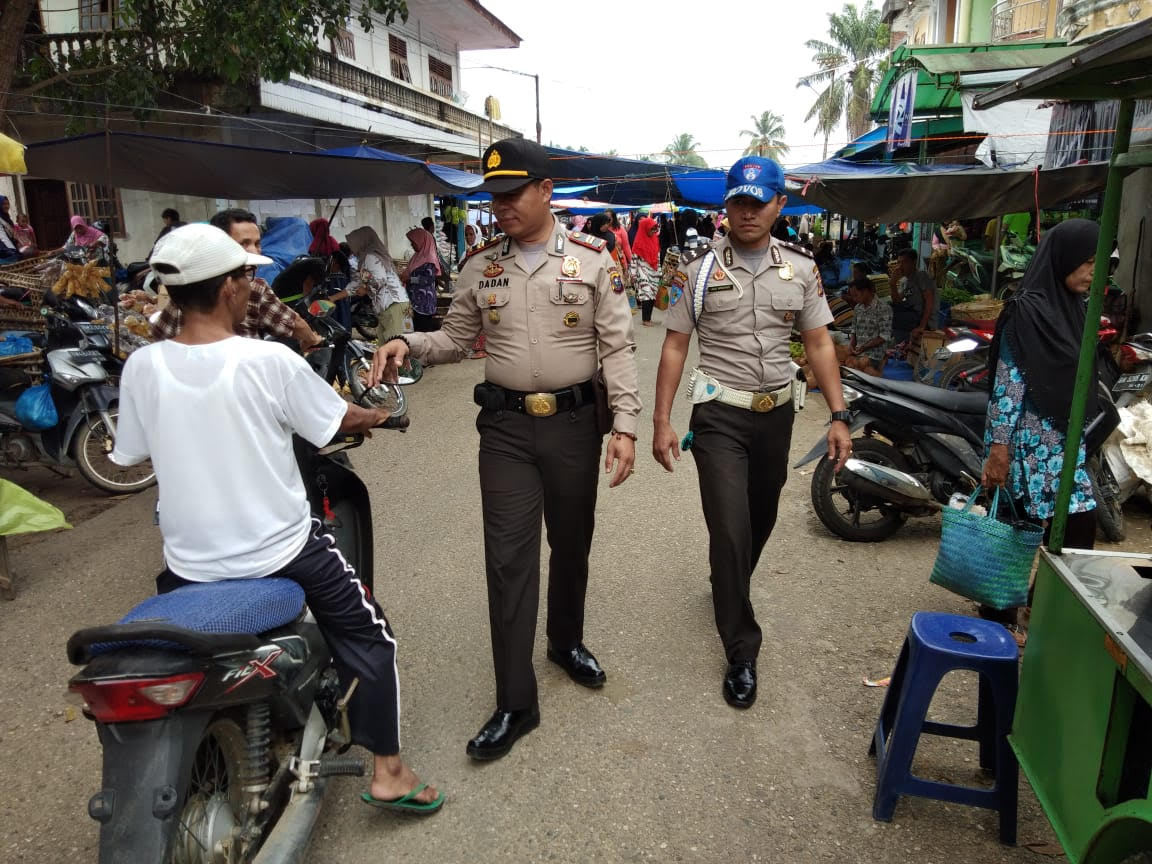 Polisi Patroli di Pasar Benai Kuansing