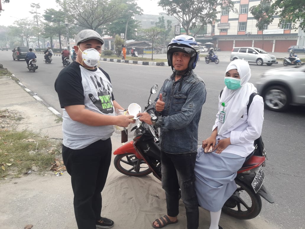 PWI Peduli Bagikan 2.000 Masker ke Pengendara Bermotor di Pekanbaru