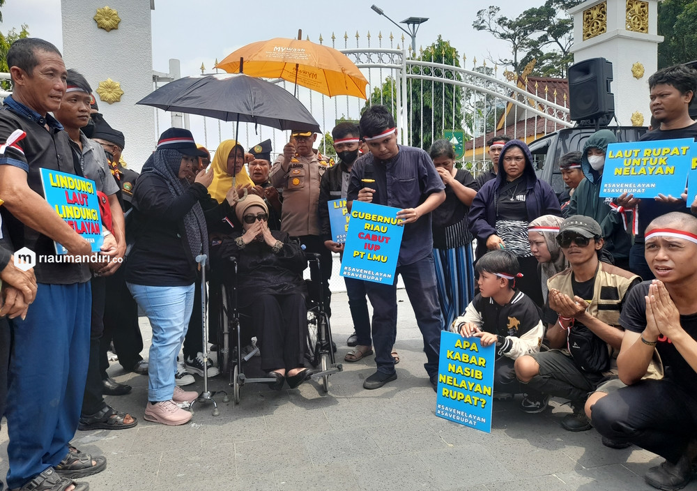 Demo di Kantor Gubernur Riau, Desak Cabut Izin Penambangan Pasir di Pulau Rupat