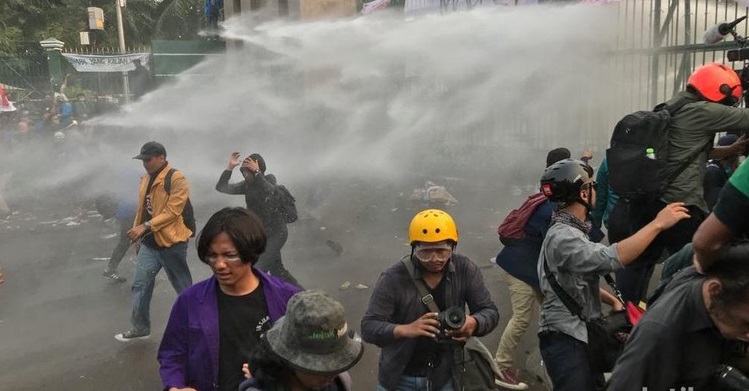 Ditembak Polisi Gas Air Mata, Mahasiswa di Gedung DPR Tak Mundur