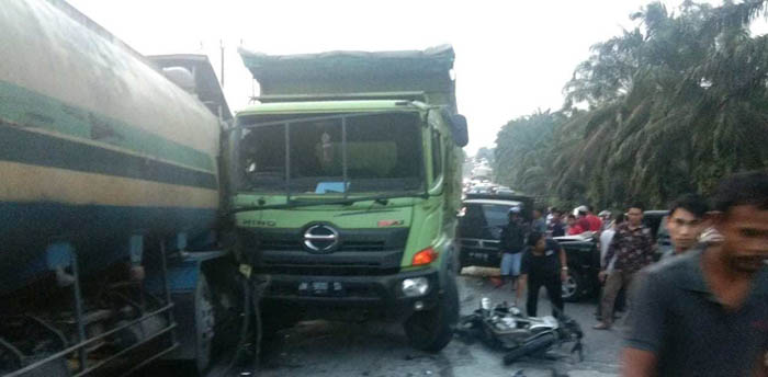 Tabrakan Beruntun Tewaskan Satu Warga di Lintas Timur Pelalawan