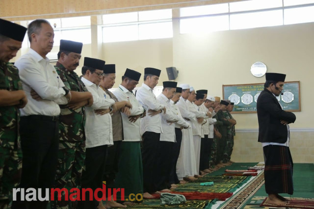 Riau Darurat Asap, Jokowi Salat Minta Hujan di Masjid Lanud Pekanbaru