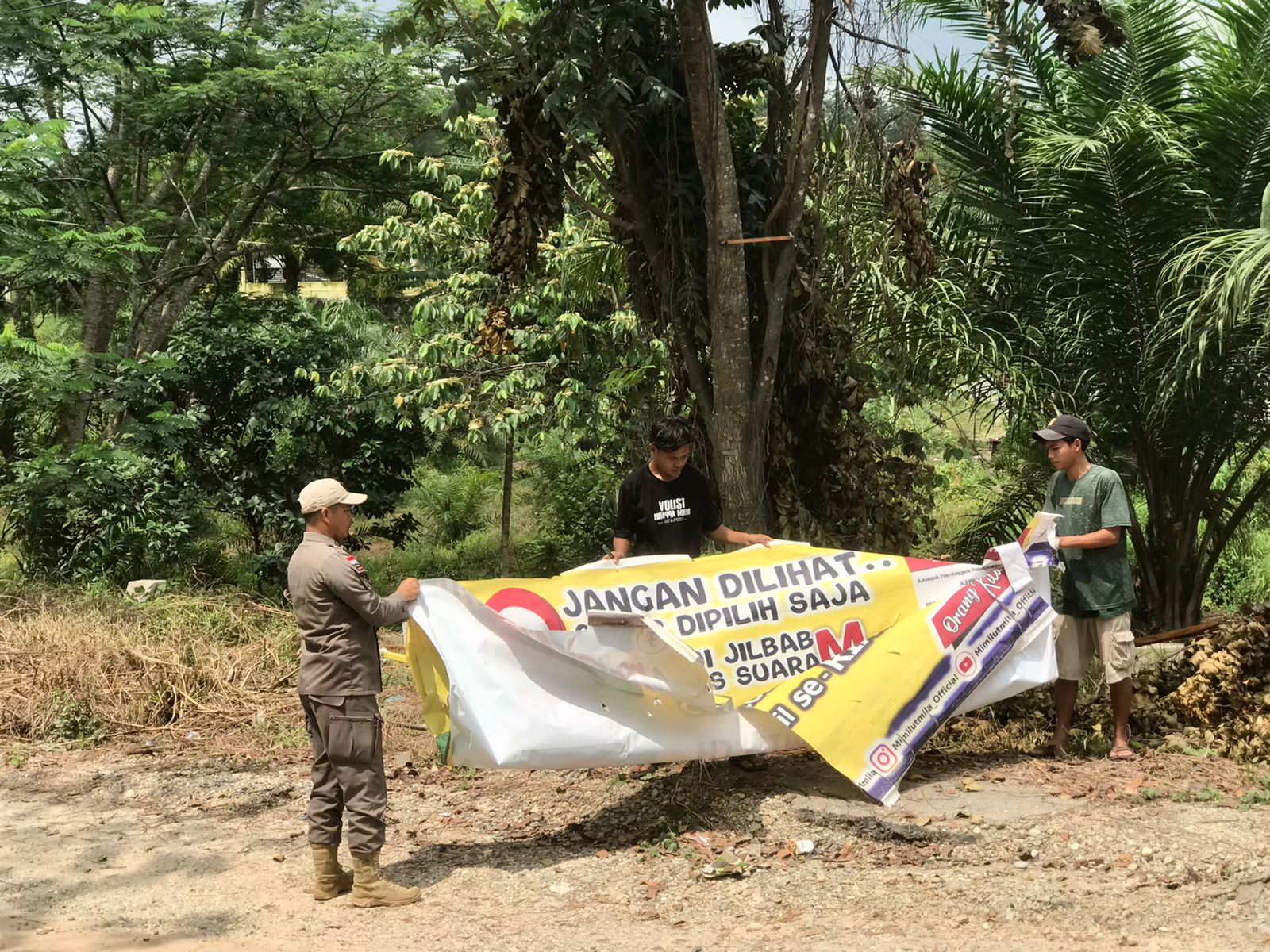 Bawaslu Rohul Tertibkan Ratusan Alat Peraga Kampanye