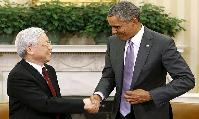Obama Jabat Tangan Pemimpin Partai Komunis Vietnam