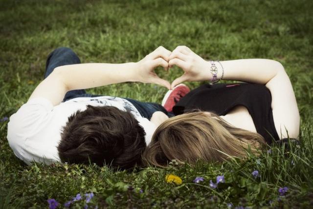 Inilah 12 Alasan Kenangan Cinta Pertama Akan Selalu Diingat