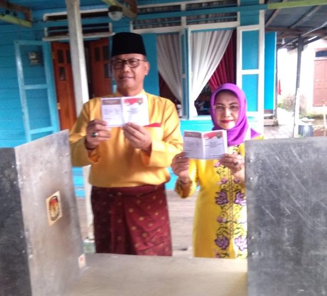 Suyatno dan Istri Nyoblos di TPS 19 Bagan Timur