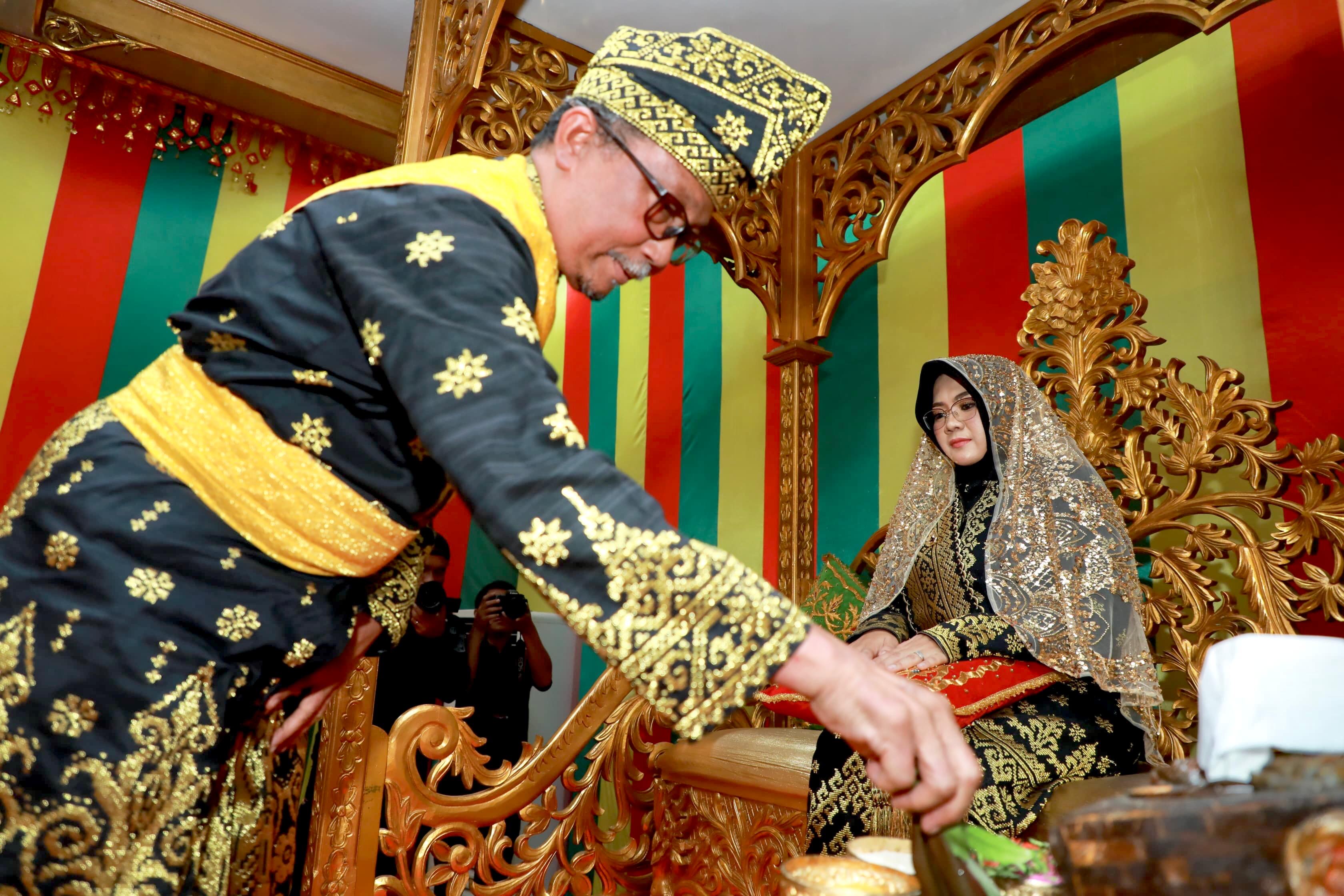 Afni-Syamsurizal Ditepuk Tepung Tawari LAMR Siak