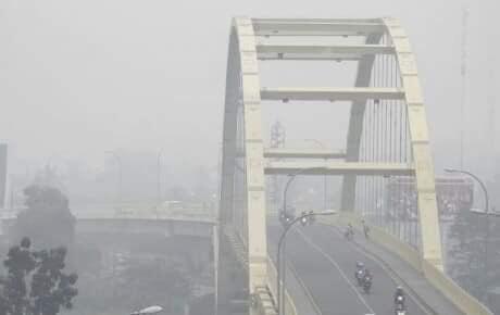 Udara Pekanbaru Sangat Tidak Sehat, Jarak Pandang di Bandara Hanya 800 Meter