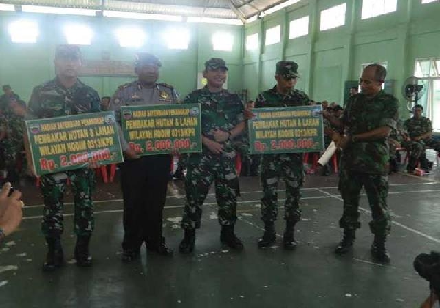 Dandim Serahkan Penghargaan