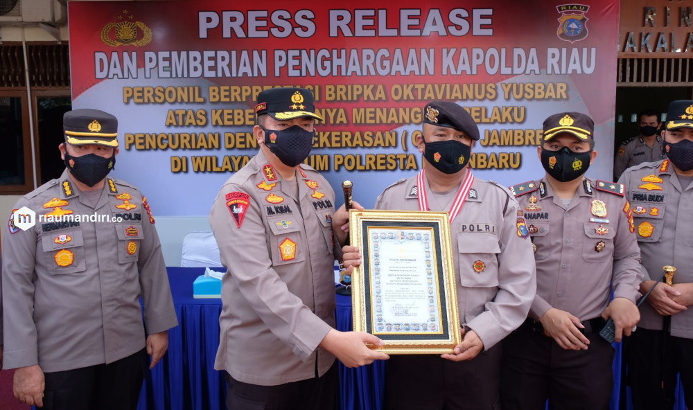 Polisi yang Gagalkan Aksi Jambret di Pekanbaru Terima Penghargaan dari Kapolda Riau