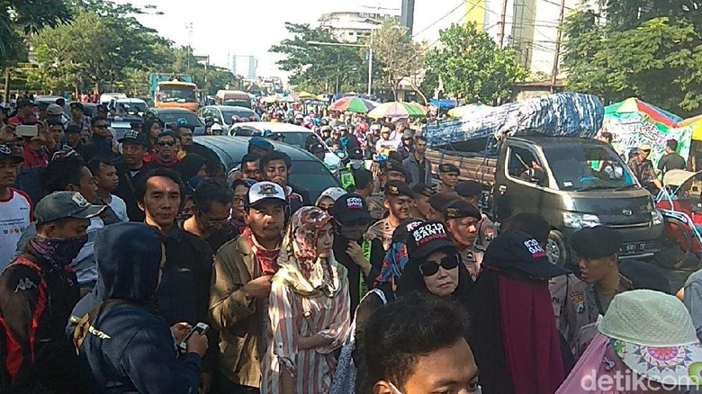 Polisi Bubarkan Massa Deklarasi #2019Ganti Presiden di Surabaya