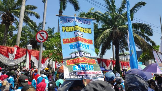 Unjuk Rasa di DPR, Buruh Bawa Spanduk 'Pemerintah Sejahterakan Rakyat, Bukan Bikin Sengsara'