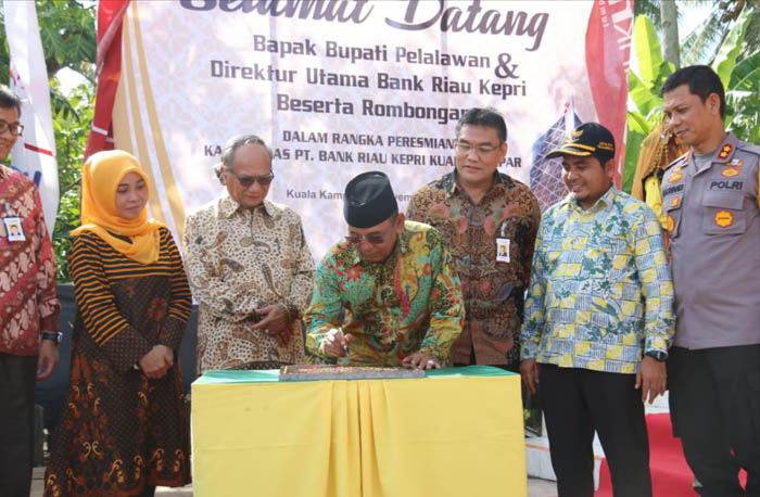 Resmikan Kantor Kas Bank Riau Kepri di Kuala Kampar, Begini Harapan Bupati Harris