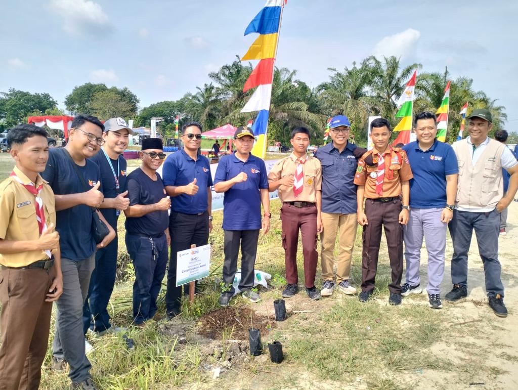 Bersama Masyarakat Pangkalan Kerinci Barat, Karyawan RAPP Gotong Royong dan Renovasi Posyandu