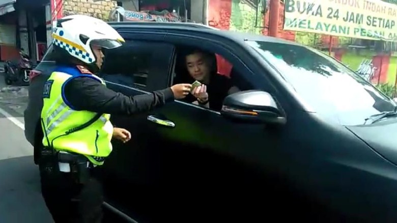 Ini Dia Polisi Muda Penilang Pelajar Bawa Fortuner Berpelat Polri 