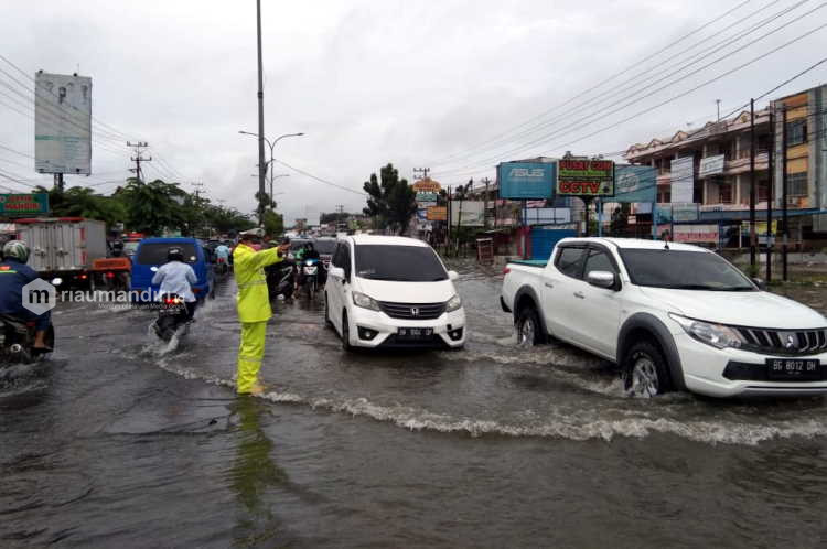 Arus Lalu Lintas di Tampan Pekanbaru Macet Akibat Banjir Genangi Jalan